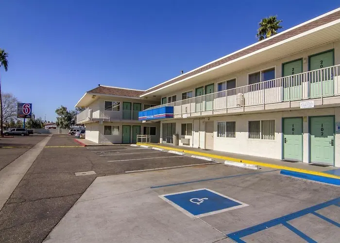 6 North Hotel