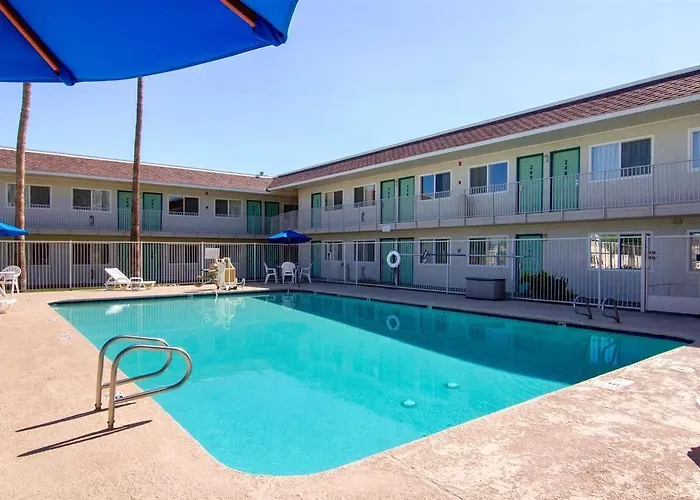 6 North Hotel